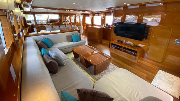 Moderner Wohnbereich mit Sofas und TV auf der Yacht Gül Maria